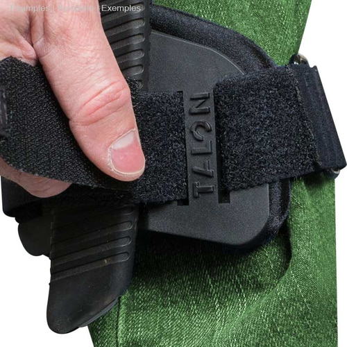 Nahaufnahme einer Hand, die das Klettband des Talon Mount an grüner Hose löst, schwarze Handsäge ist im Halter befestigt