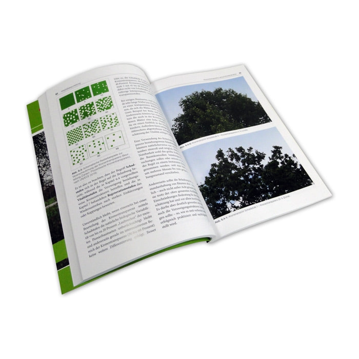 Aufgeschlagenes Buch "Vitalitätsbeurteilung von Bäumen" von Andreas Roloff mit Text und Fotos von Baumkronen auf den Seiten