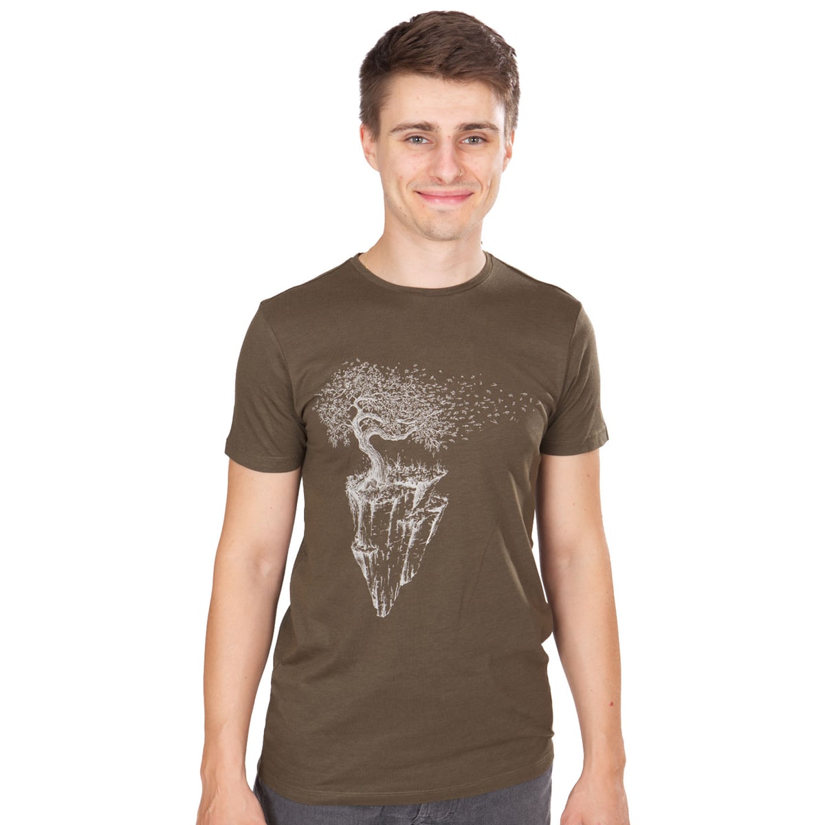 Island T-Shirt in olivgrün getragen von einem jungen Mann mit kurzem Haar