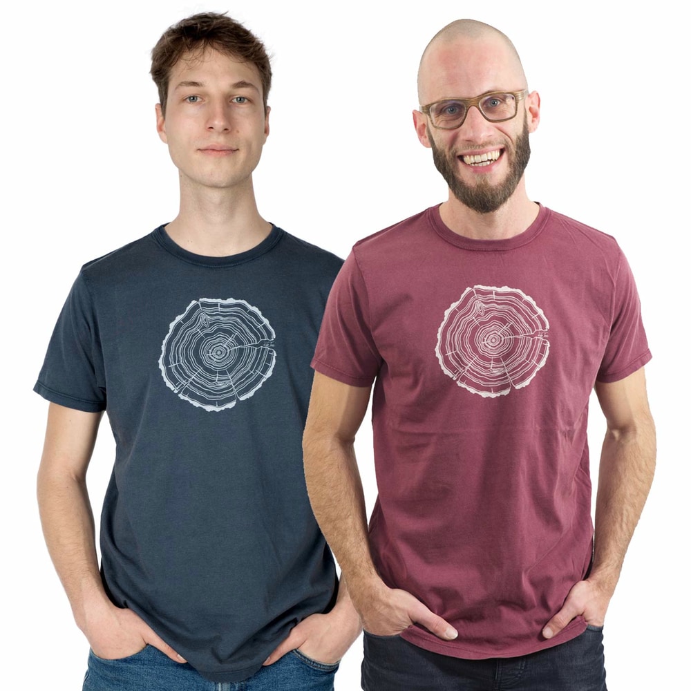 Zwei Männer tragen T-Shirts mit dem Aufdruck eines Baumstammschnitts, eines in dunkelblau und eines in bordeauxrot, Produktname Treeslice
