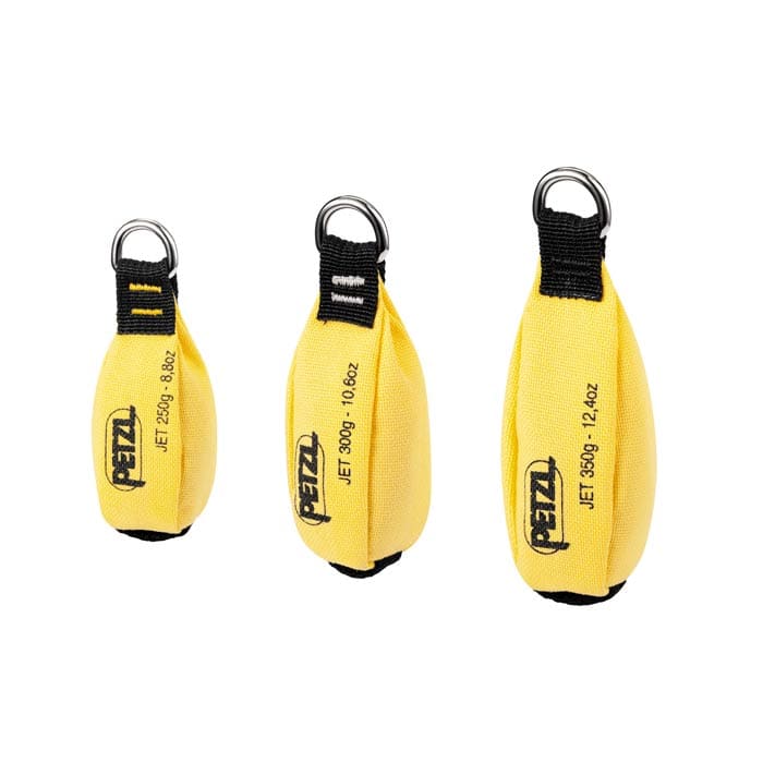 Drei gelbe Petzl Jet Chalkbags in verschiedenen Größen mit schwarzem Band und Metallring, beschriftet mit Gewicht in Gramm und Unzen, Modell Jet