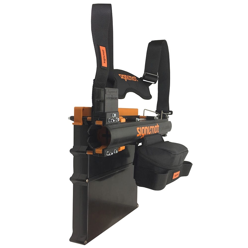 ArboTag Magazin Plus von signmat, schwarzes Magazin mit orangen Details, zwei schwarzen Tragegurten mit Polsterung und signmat-Logo, seitliche Ansicht aus anderem Winkel