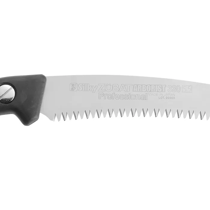 Nahaufnahme des gezahnten Metallblatts der Zübat 330-5.5 Handsäge mit eingraviertem Schriftzug Silky ZÜBAT ARBORIST 330 5.5 Professional