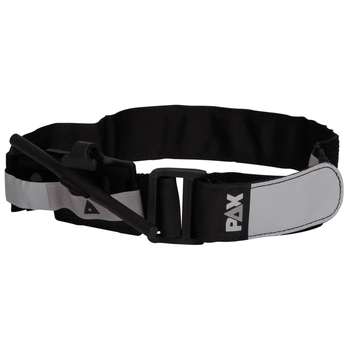 PAX Tourniquet mit langem schwarzen Band und grauer Lasche mit PAX-Logo, schwarzer Stab am Band befestigt