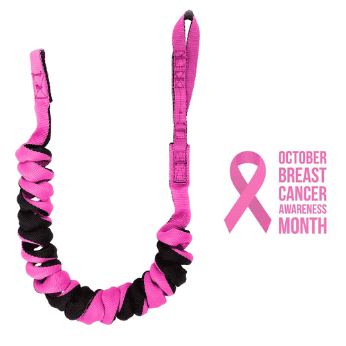 Full Reach Lanyard in pink und schwarz, spiralförmig gewickeltes Band mit Schlaufenenden, daneben ein pinkes Schleifen-Symbol und Text "OCTOBER BREAST CANCER AWARENESS MONTH"