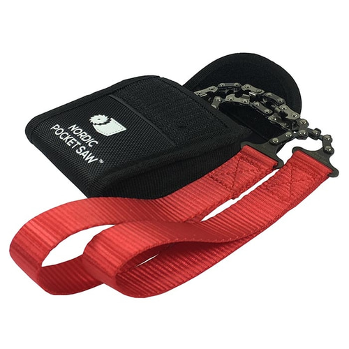 Nordic Pocket Saw mit schwarzer Tasche und roten Schlaufen, die Kette ist teilweise sichtbar