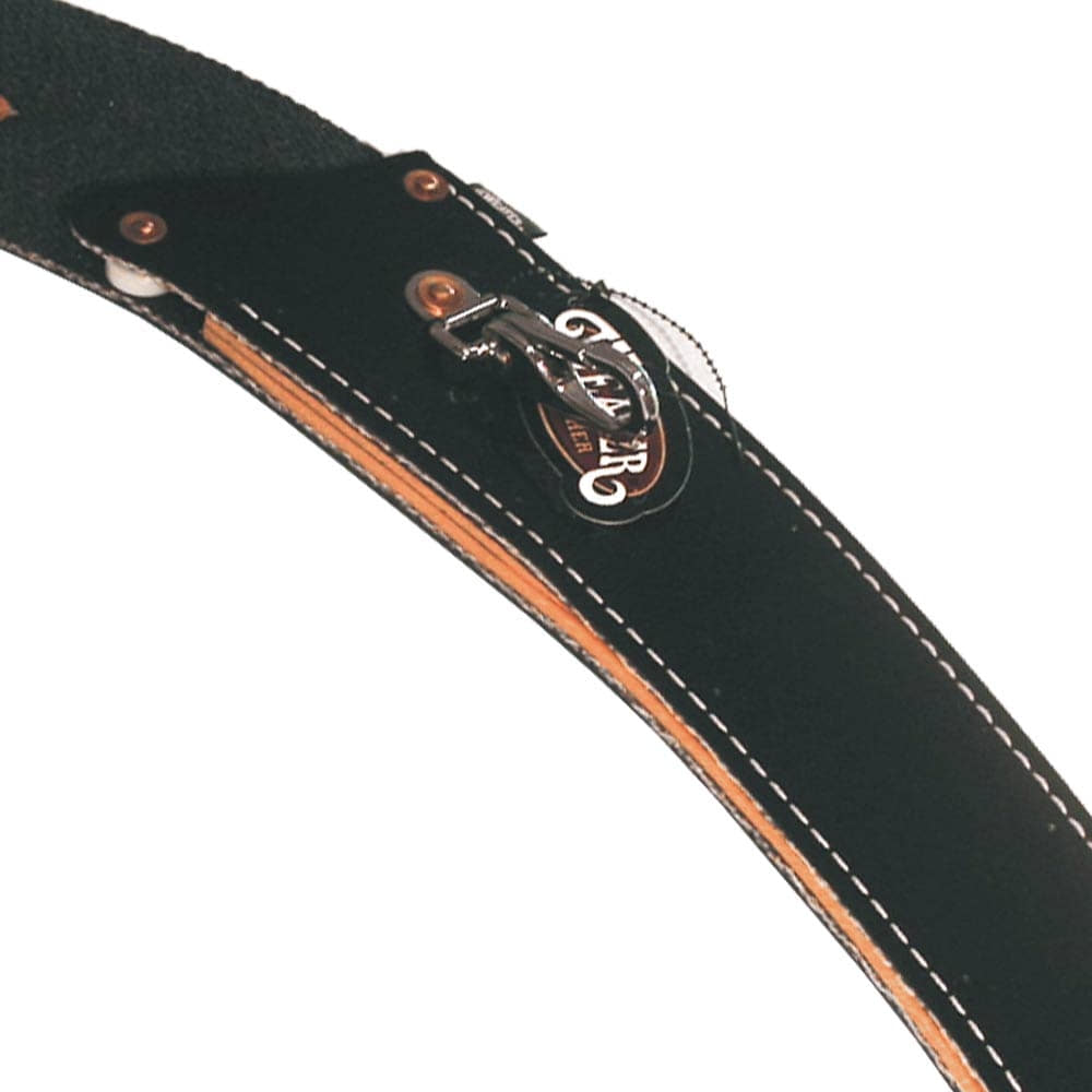 Nahaufnahme der schwarzen Lederscheide mit weißen Nähten und Metallverschluss, Produktname Scabbard Curved sichtbar