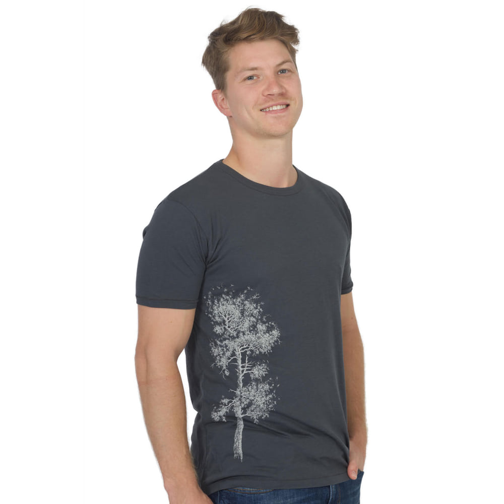 Mann trägt ein dunkelgraues Pine Tree T-Shirt mit einem weißen Baumdruck auf der linken Seite des Shirts.