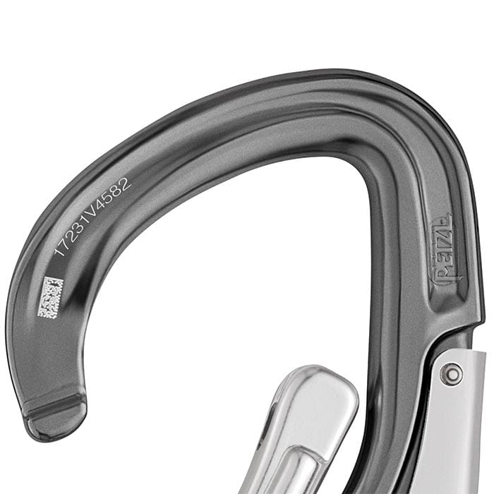 Nahaufnahme des oberen Teils des Eashook Open Karabinerhakens mit sichtbarem Petzl-Logo