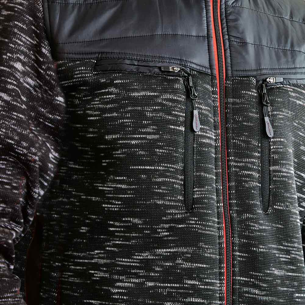 Nahaufnahme der schwarzen Inuit Winterjacke mit zwei senkrechten Brusttaschen mit Reißverschluss