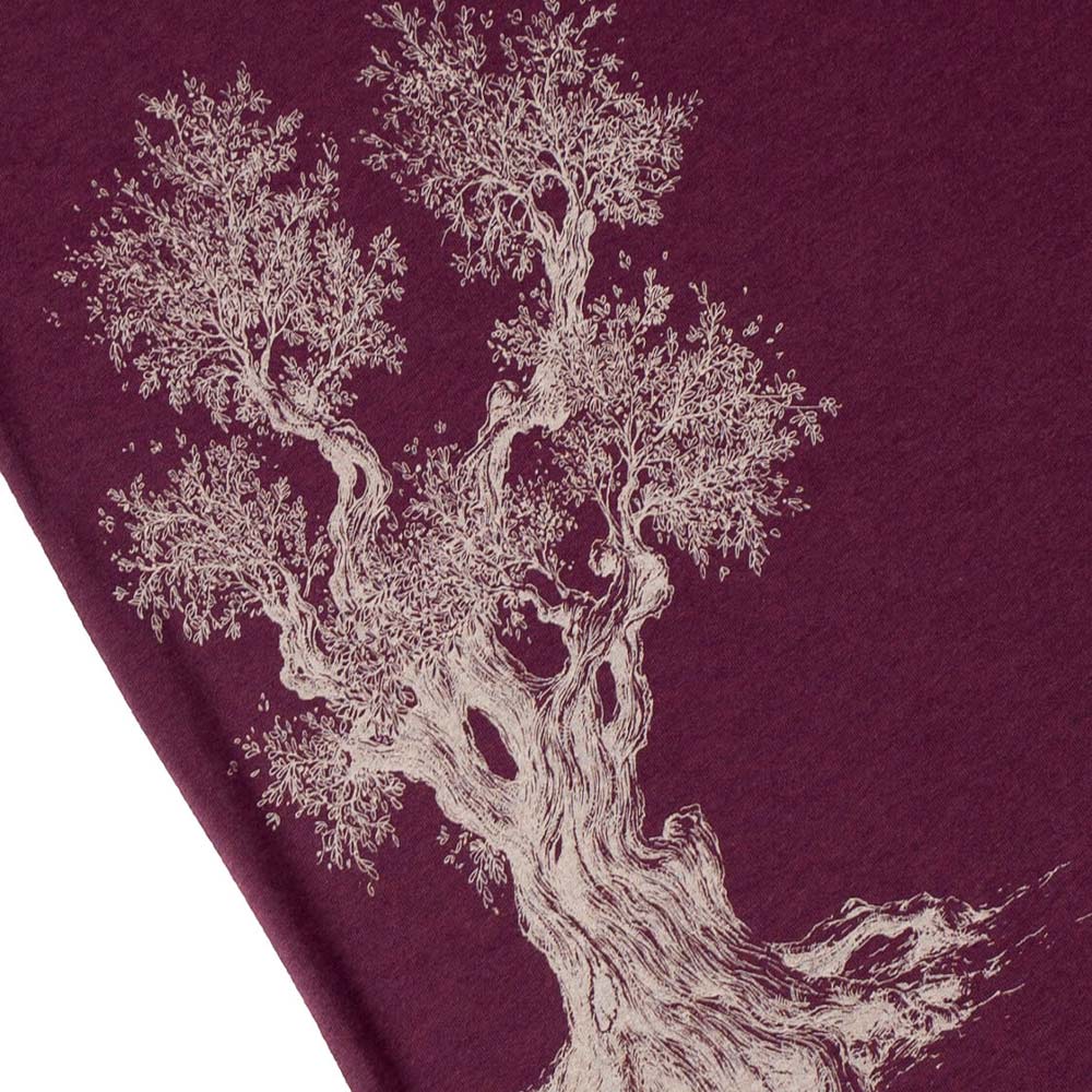 Detailaufnahme des weißen Baumdrucks auf dem lila Olive Tree T-Shirt, Produktname Olive Tree T-Shirt