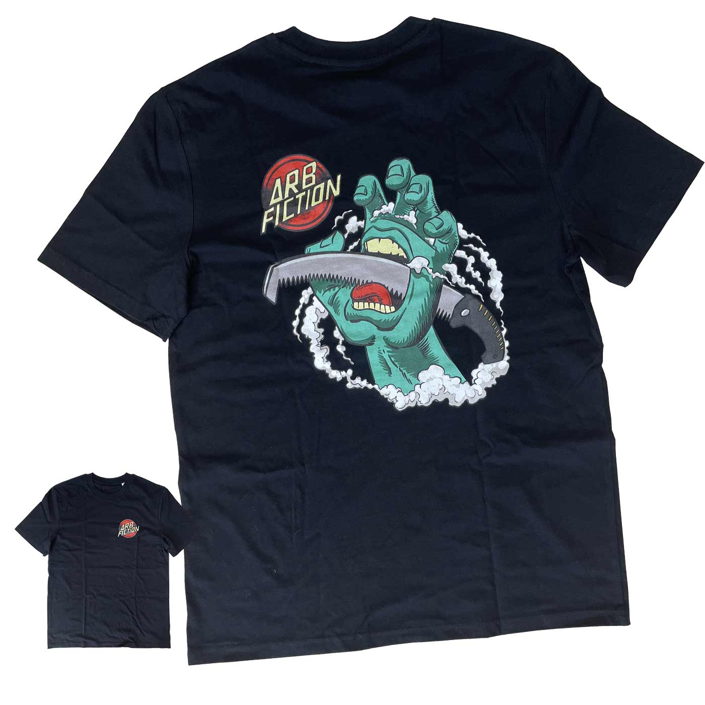 Schwarzes T-Shirt mit großem Aufdruck einer grünen Hand, die eine Säge im Mund hält, und dem Schriftzug "ARB FICTION", Produktname Screaming Hand