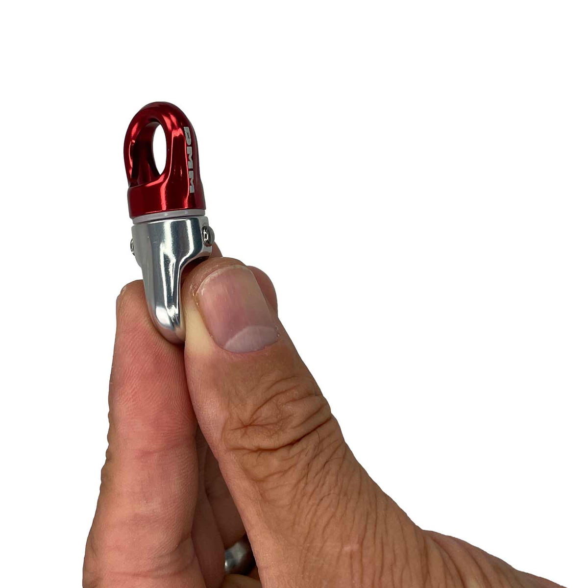 XSRE Swivel, rot-silberner Wirbel aus Metall, wird zwischen Daumen und Zeigefinger gehalten, weißer Hintergrund