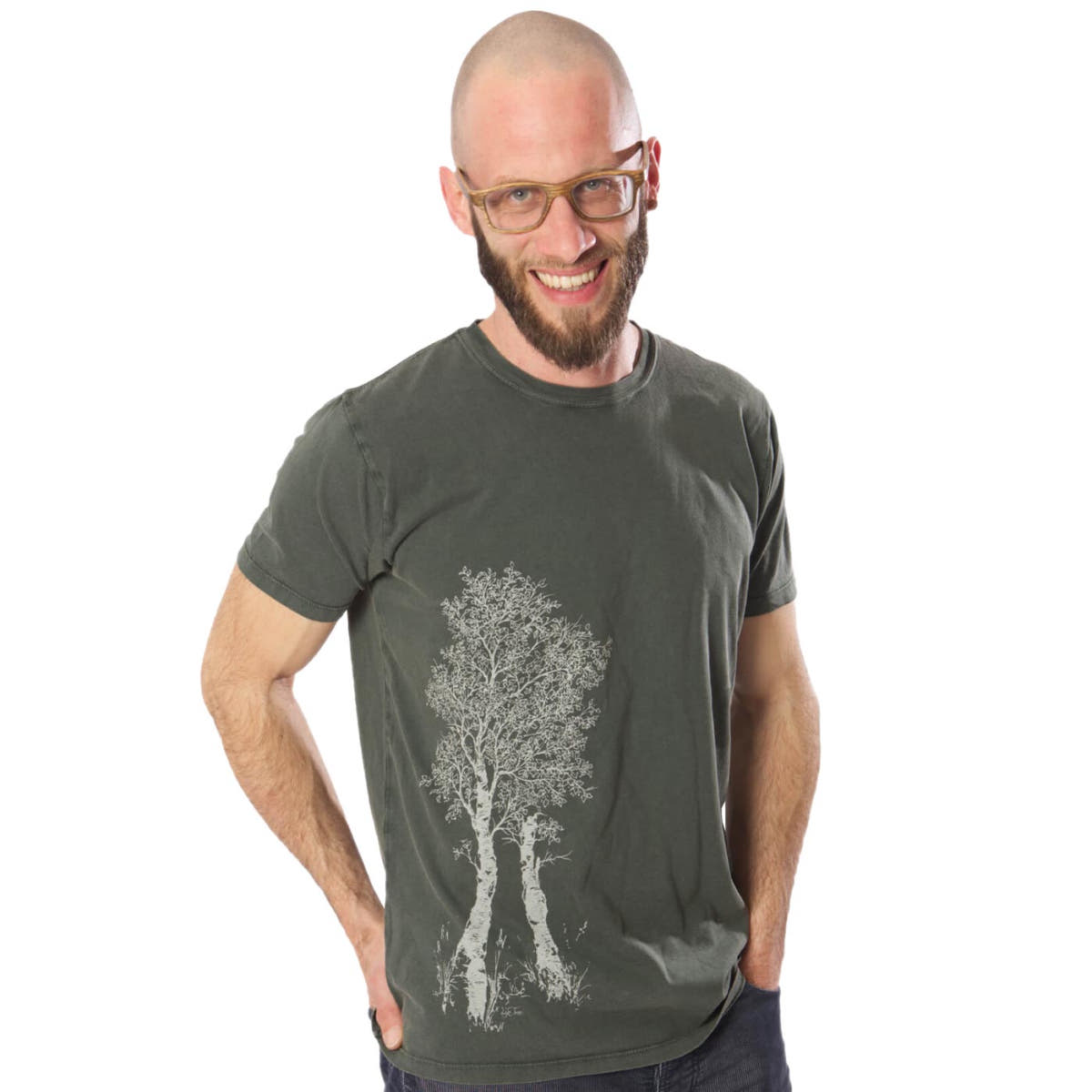 Mann trägt ein olivgrünes Birch Tree T-Shirt mit weißem Baum-Motiv auf der linken Vorderseite