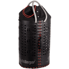 ropeBUCKET 80, schwarzer zylindrischer Behälter mit vielen Löchern, schwarzem Kordelzugverschluss oben, grauen Griffschlaufen, roter Naht und grauem Schriftzug "Teufelberger"
