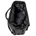Blick von oben in die schwarze Approach Bag mit offenem Innenraum und verstellbarem Riemen mit Schnalle