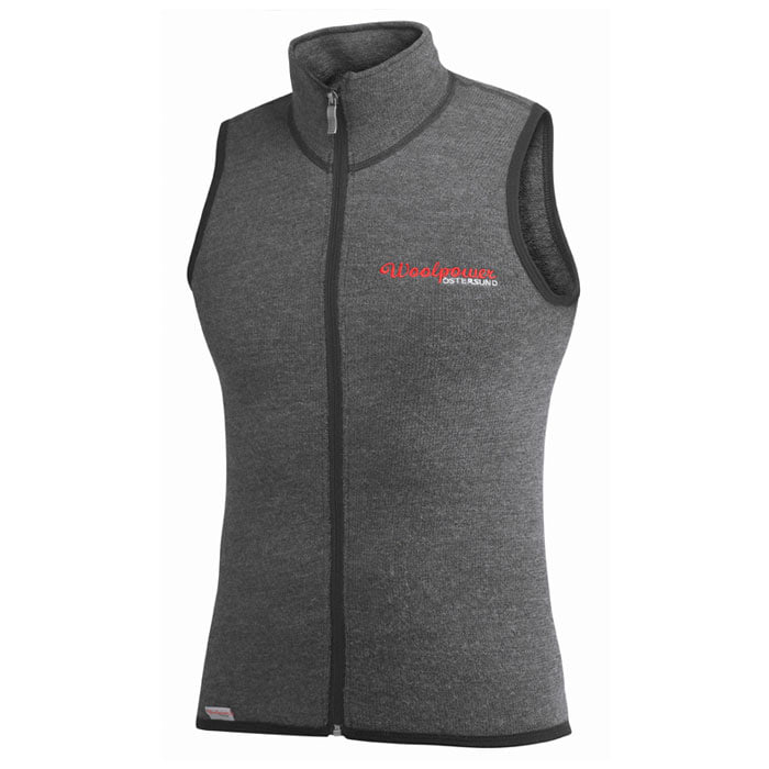 Vest 400, graue ärmellose Weste mit Reißverschluss und rotem Woolpower Östersund Logo auf der Brust