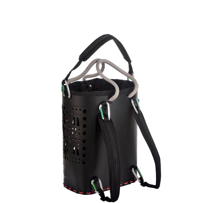 ropeBUCKET 50 schwarzer Eimer mit grauen Seilgriffen und schwarzen Schulterriemen mit grünen Karabinern