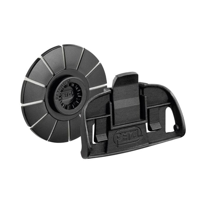 Tikka Kit Adapt von Petzl, zwei schwarze Kunststoffteile, eines rund mit Segmenten, das andere rechteckig mit Petzl-Logo