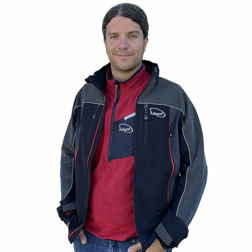 Micro Fleece rotes Microfleece-Oberteil mit halblangem Reißverschluss und schwarzer Brusttasche mit weißem Reißverschluss und Arbpro-Logo, getragen von einem Mann unter einer schwarzen und grauen Jacke mit mehreren Reißverschlusstaschen und Arbpro-Logo