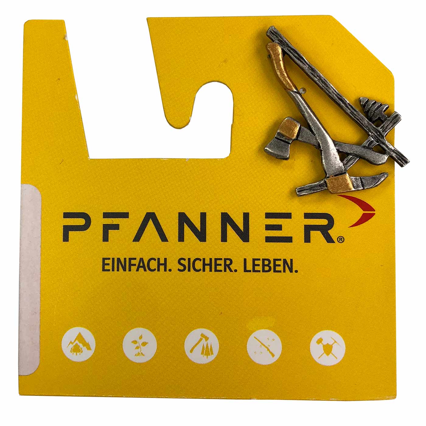 Holzer Pin mit zwei Äxten und einem Baum, silberfarben mit schwarzer Patina und goldfarbenen Details auf gelbem Pfanner-Kartenhalter mit schwarzer Schrift