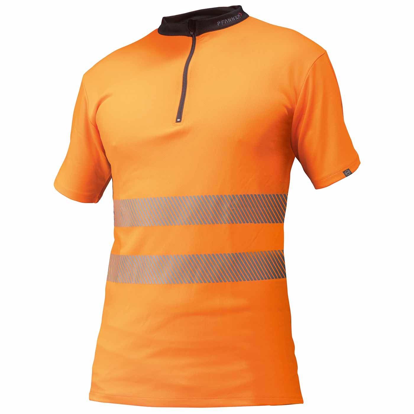 Zipp-Neck Shirt EN 20471, orangefarbenes Kurzarmshirt mit schwarzem Stehkragen und halbem Reißverschluss, zwei graue reflektierende Streifen um den Bauchbereich, Herstellername Pfanner am Kragen sichtbar