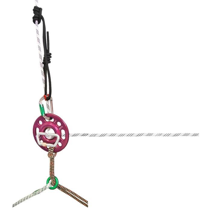 Rigging Hub 175, violette runde Scheibe mit mehreren Löchern, an der mehrere Seile und Karabiner befestigt sind, auf weißem Hintergrund