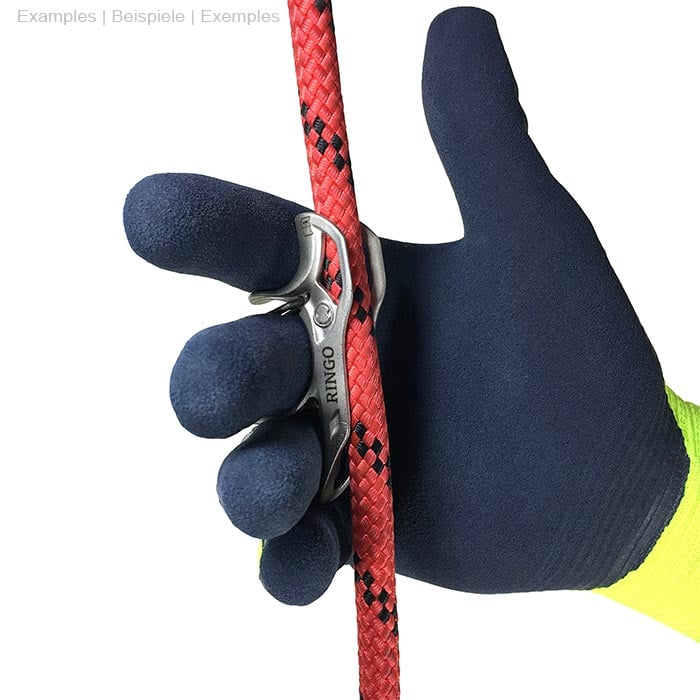 Hand mit blau-gelbem Handschuh hält ein rotes Seil mit einem silbernen Metallteil mit der Aufschrift "RINGO"