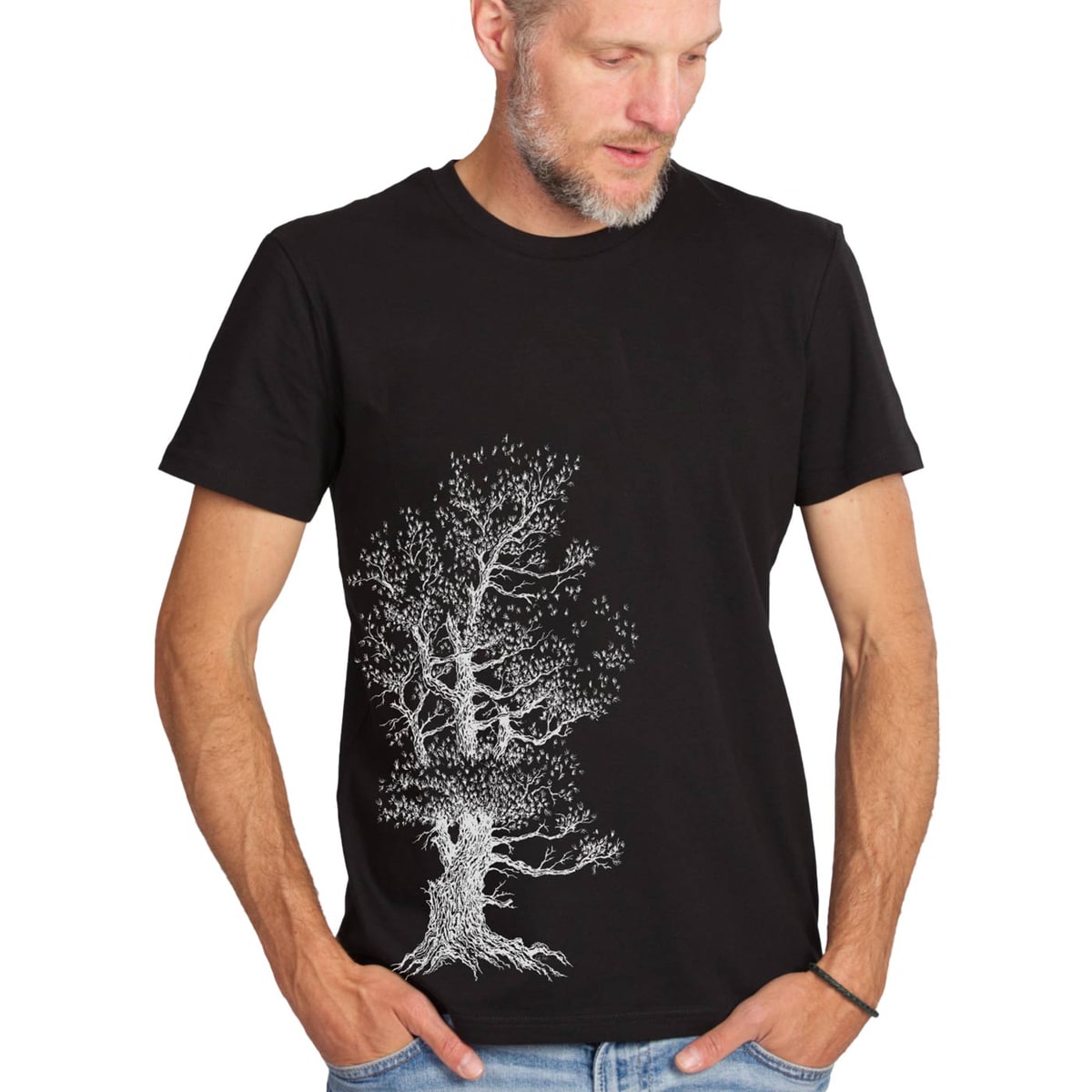 Mann trägt Stone Pine Tree T-Shirt in schwarz mit weißem Baum-Design, Blick nach rechts