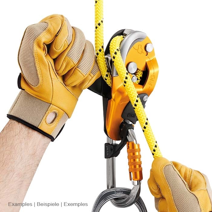 Petzl Rescue Rig Static Sicherungsgerät in Gelb mit gelbem Seil und Karabiner, gehalten von Händen mit gelben Handschuhen