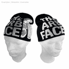 Schwarze Arbface Beanie mit weißem Schriftzug "THE ARB FACE" und weißem Design, getragen auf einem weißen Schaufensterkopf, Ansicht von links und rechts