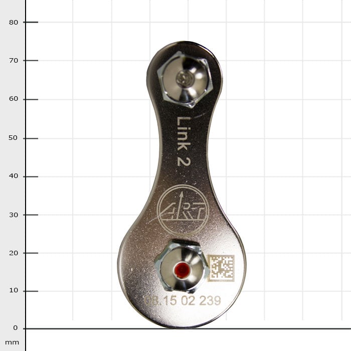 Link 2, silbernes Metallteil mit zwei Schrauben und eingraviertem Logo