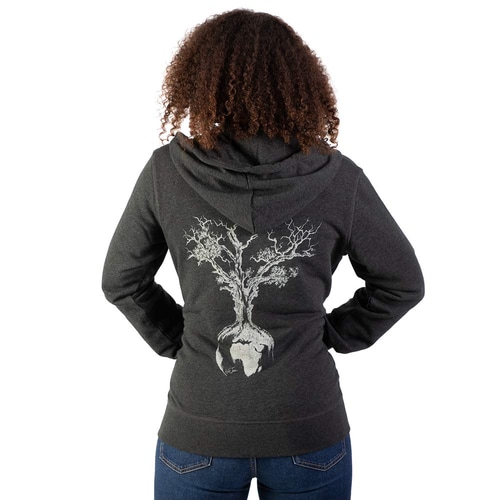 Weltenbaum Hoodie, Rückansicht einer Frau, dunkelgrauer Kapuzenpullover mit großem weißen Baum- und Erddruck auf dem Rücken