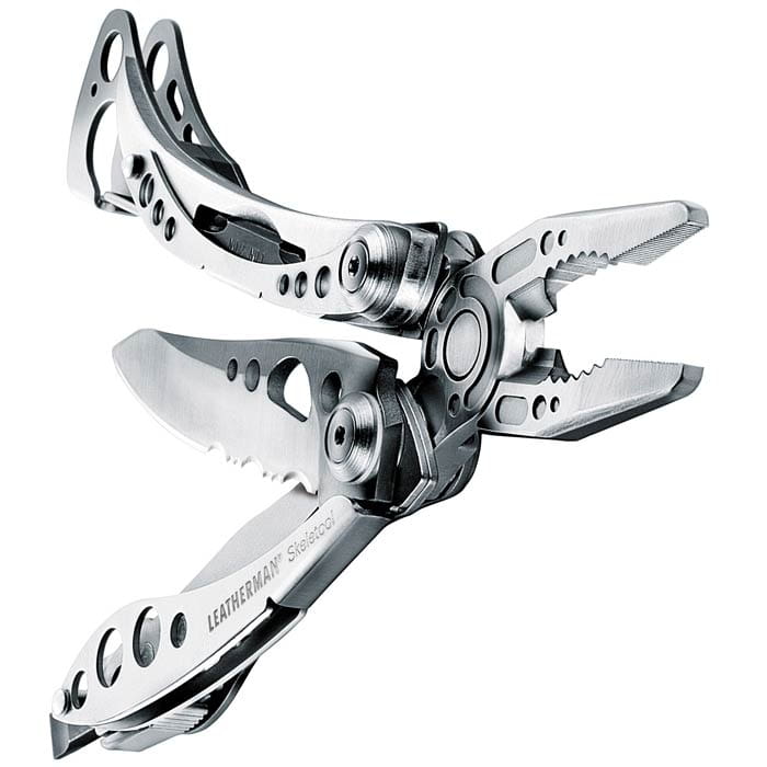 Leatherman Skeletool Multitool aus Metall mit geöffneten Zangen und Messer