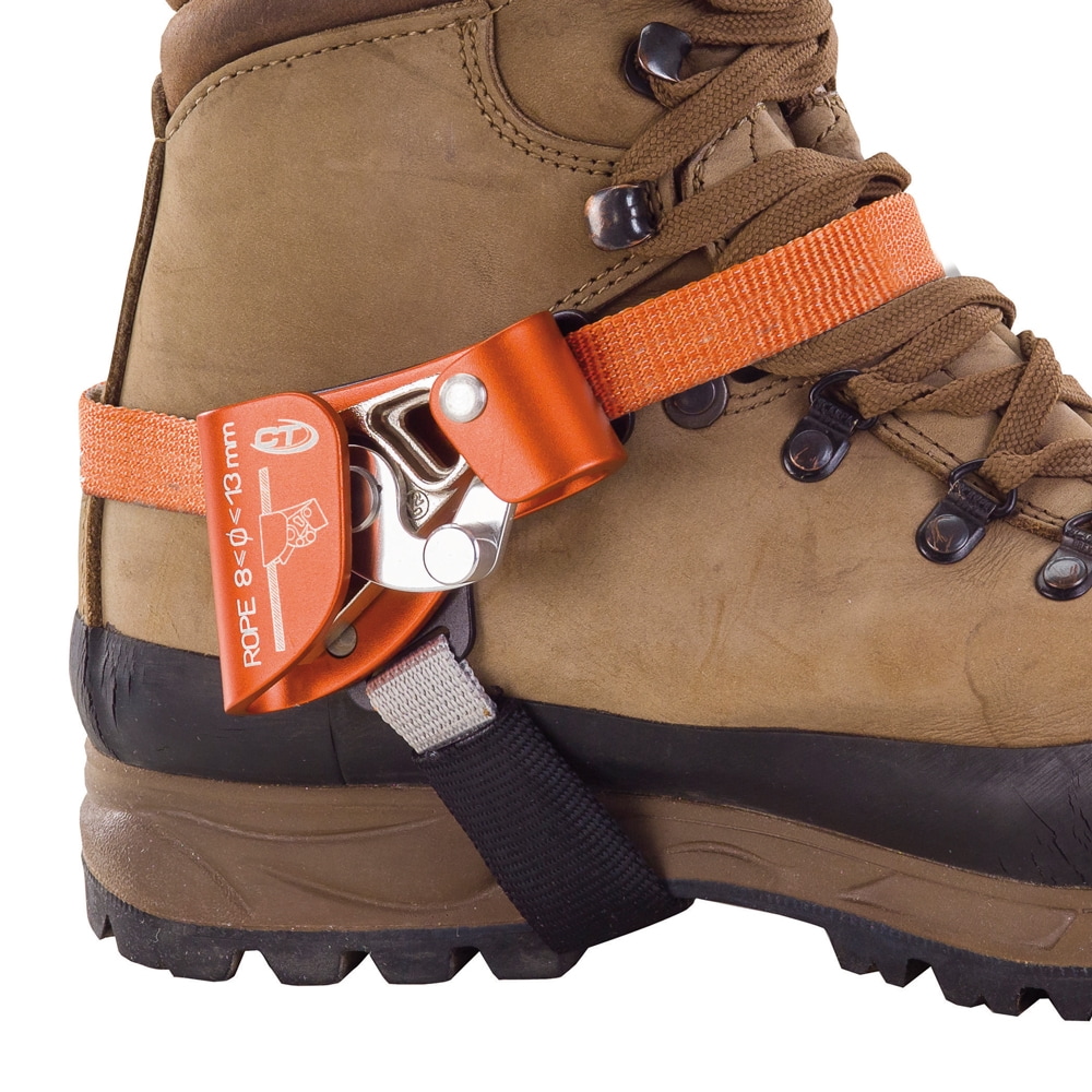 Quick Step R, Fußsteigklemme orangefarbener Metallclip mit Textilriemen an braunem Wanderstiefel befestigt