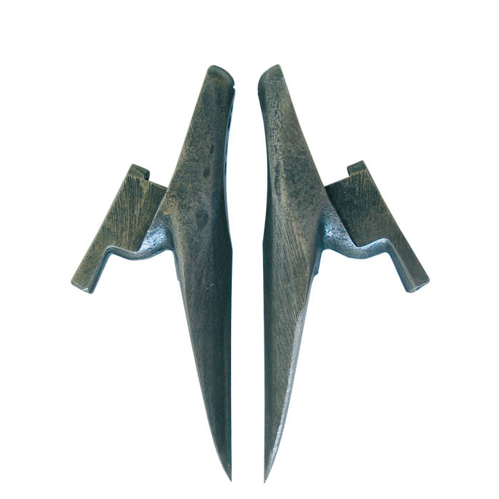 Bashlin Spikes L, zwei dunkelgraue Metallspitzen mit Befestigungselementen, nebeneinander angeordnet