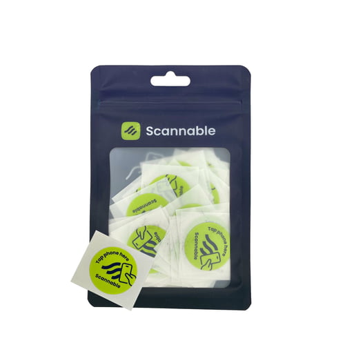 Verpackung mit mehreren runden, gelben Helm Sticker NFC Tag Aufklebern mit schwarzer Aufschrift „Tap phone here Scannable“ und einem Smartphone-Symbol