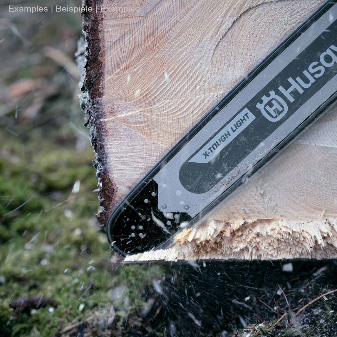 Husqvarna X-Tough Light Schiene 36 / 3/8 in Gebrauch beim Schneiden eines Baumstamms, Teil der grauen Schiene mit schwarzer Spitze und weißem Logo sichtbar