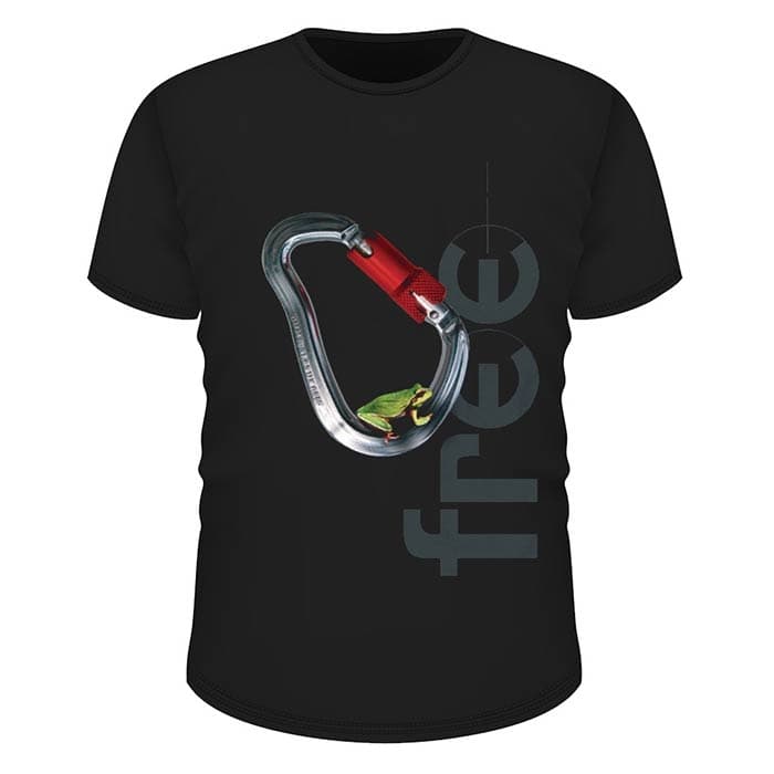 Schwarzes T-Shirt mit Aufdruck eines silbernen Karabiners mit rotem Verschluss und einem kleinen grünen Frosch darin, daneben steht der Schriftzug "free" in Grau, Produktname Tree Frog