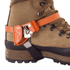 Quick Step R, Fußsteigklemme orangefarbener Metallclip mit Textilriemen an braunem Wanderstiefel befestigt