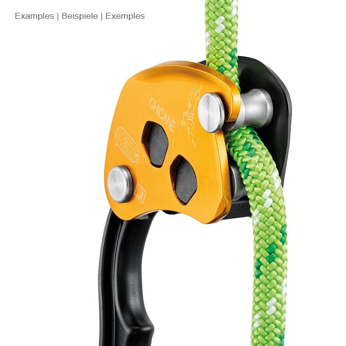 Petzl Chicane, gelb-schwarzes Sicherungsgerät mit Griff, an einem grünen Seil