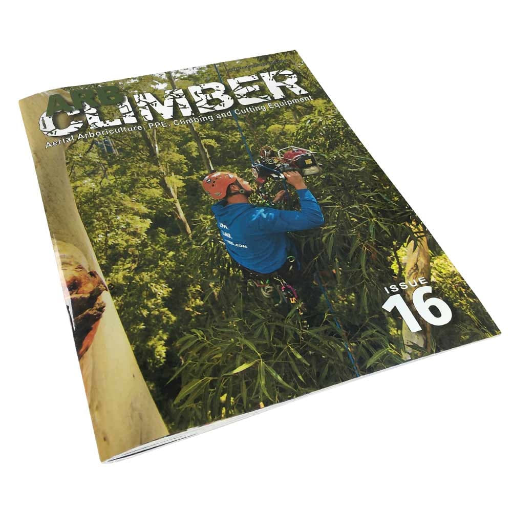 Arb Climber No. 16 Magazin mit Kletterer in blauer Jacke und orangefarbenem Helm, schräg liegend auf weißem Hintergrund