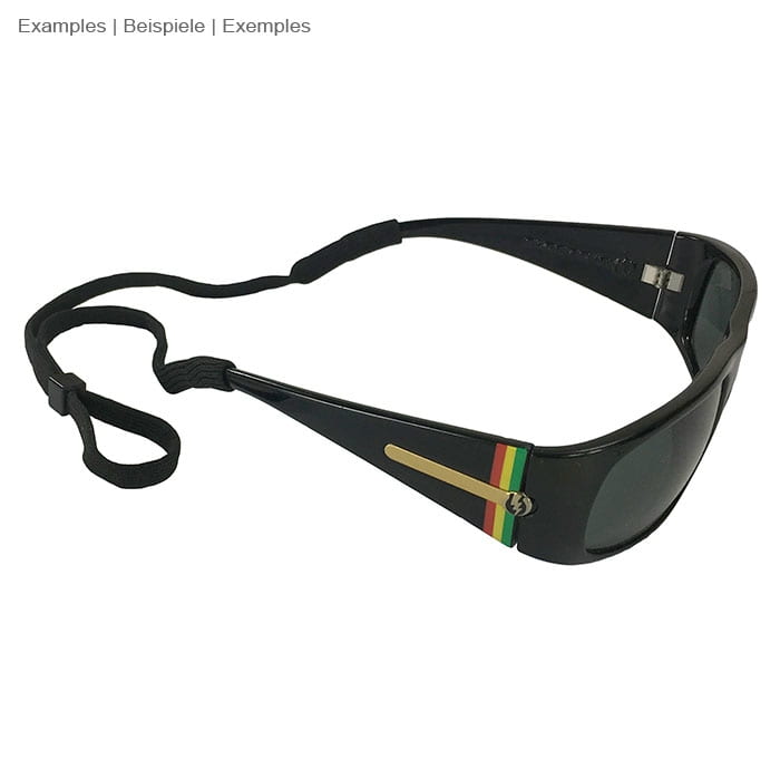 Schwarze Sonnenbrille mit Brillenband, ohne Herstellerangabe, die Brille hat bunte Streifen an den Bügeln