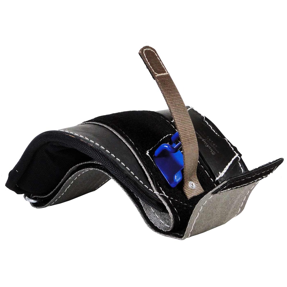Big Buck Wrap Pads Steel, Steigeisenpolster, graue und schwarze Polster mit Klettverschluss, blauer Kunststoffclip und brauner Riemen, von der Seite fotografiert