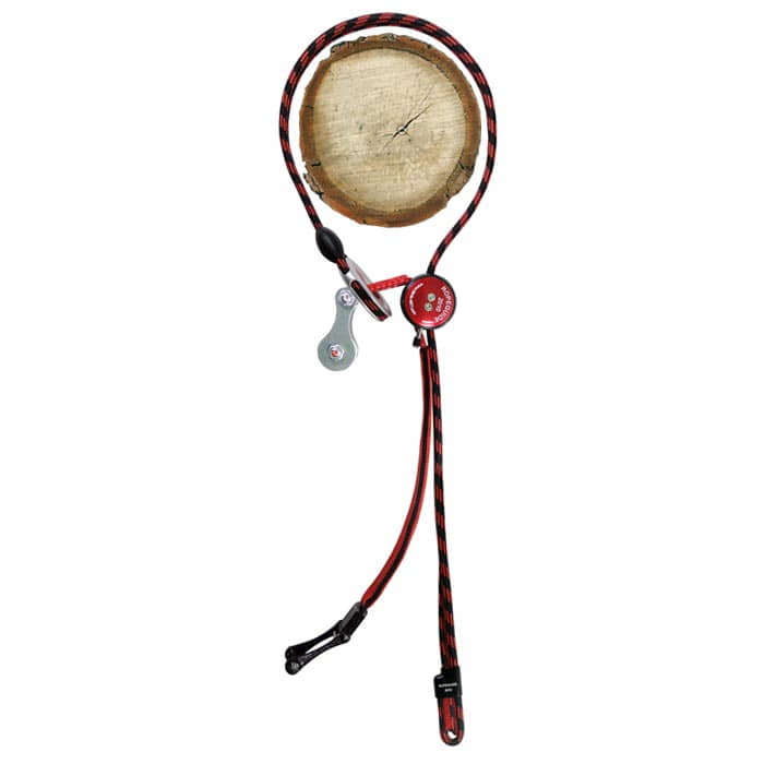 RopeGuide 2010 Link 2 Seilrolle mit rotem und schwarzem Seil, befestigt an einem Holzstück
