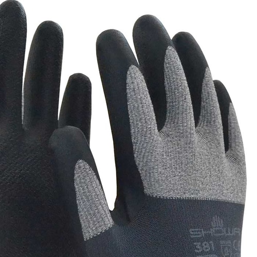 Nahaufnahme der Showa 381 Arbeitshandschuhe, Fokus auf den grauen Stoffrücken und den schwarzen Fingerspitzen mit sichtbarem Herstellername und Modellnummer.