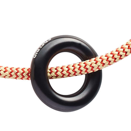 Nahaufnahme des schwarzen Rings mit weißer Aufschrift "EDELRID" am Tibor Loop Ring