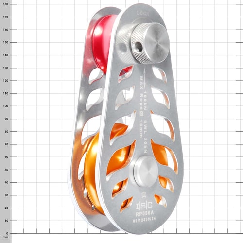 Fire-Block Seilrolle mit silbernem Metallgehäuse, orangefarbener Umlenkrolle, Hersteller ISC, Typ RP056A mit Beschriftungen und Verriegelungsknopf