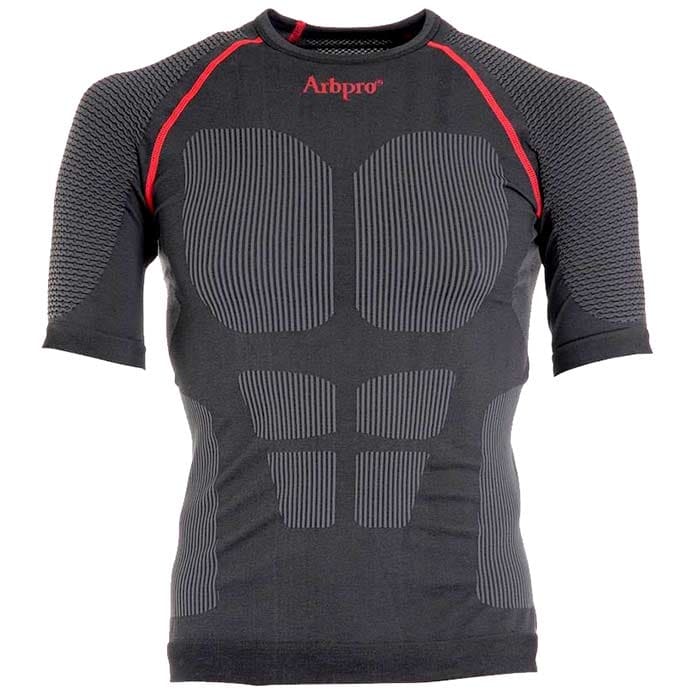 Climb Tech Base Layer Shirt von Arbpro, schwarzes kurzärmliges Shirt mit grauen und roten Details und einem Arbpro-Logo auf der Brust