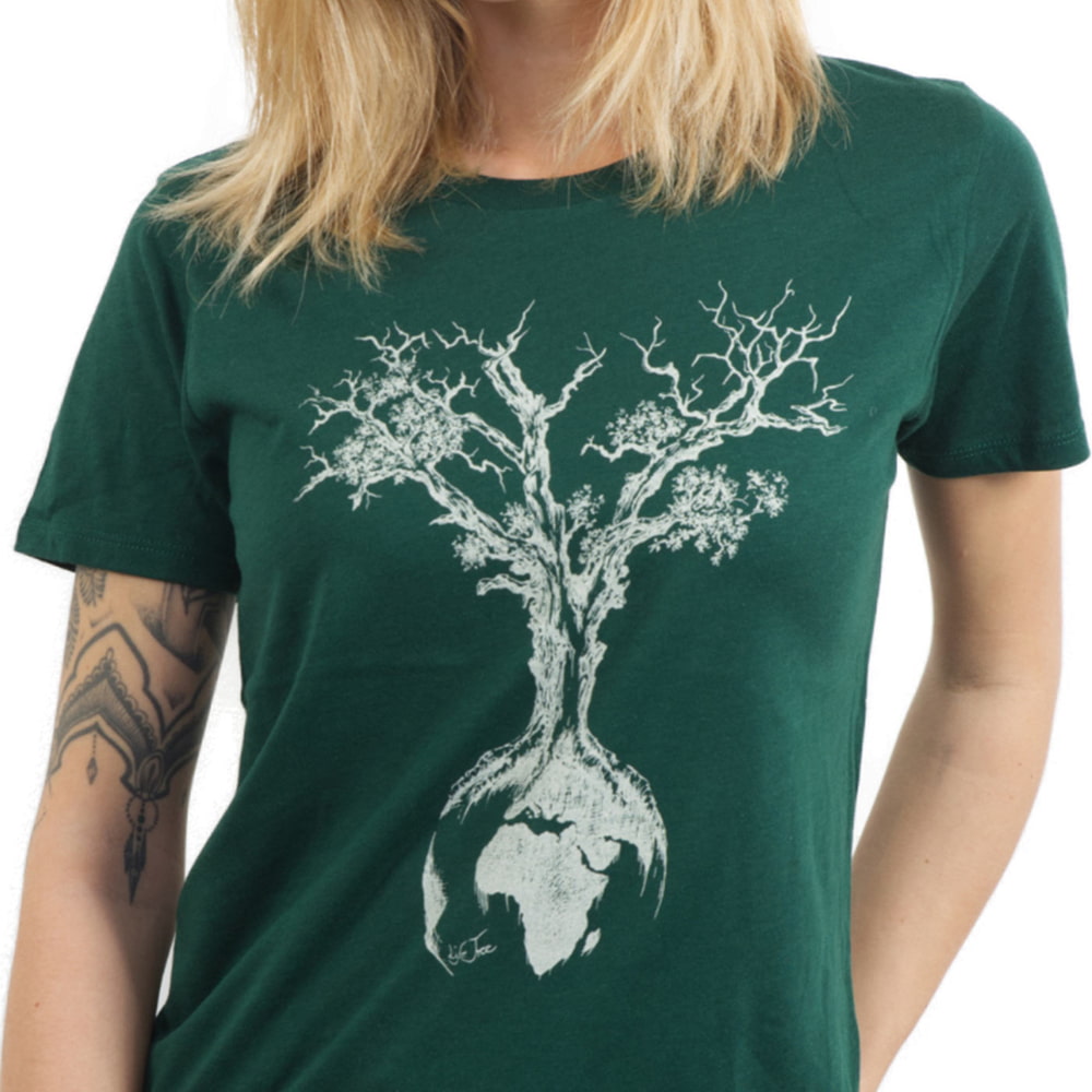 Nahaufnahme des Weltenbaum Women T-Shirts in Dunkelgrün mit detailliertem weißem Baum- und Erdkugel-Print auf der Vorderseite